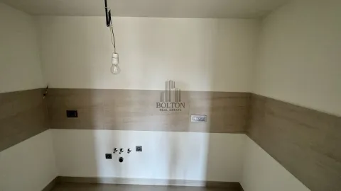 Prazan prostor kuhinje sa zidnim pločicama i pripremljenim priključcima za vodu i struju. - image 2