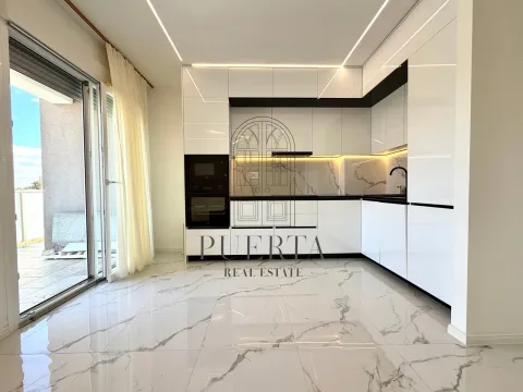 Moderna bijela kuhinja sa mermernim pločicama i izlazom na terasu. - image 5