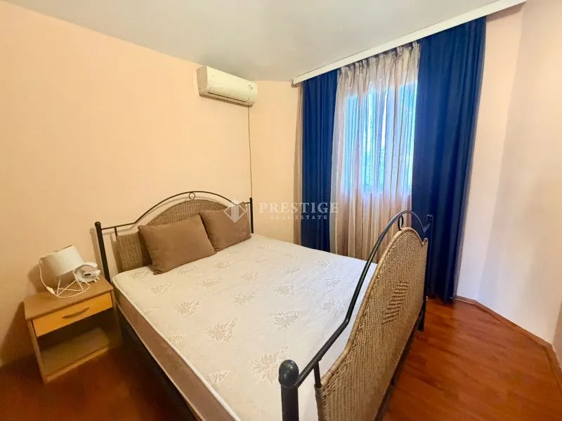 Furnished bedroom with a double bed.