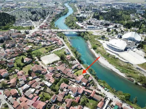 Pogled iz vazduha na naselje i rijeku sa označenom lokacijom nekretnine. - image 2