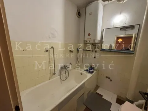 Starije opremljeno kupatilo sa kadom i bojlerom. - image 12