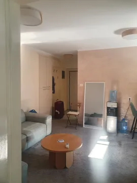 Dnevni boravak sa garniturom, stočićem i pogledom prema predsoblju. - image 4