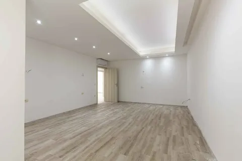 Prazna neopremljena prostorija sa spuštenim plafonom i laminatom. - image 25