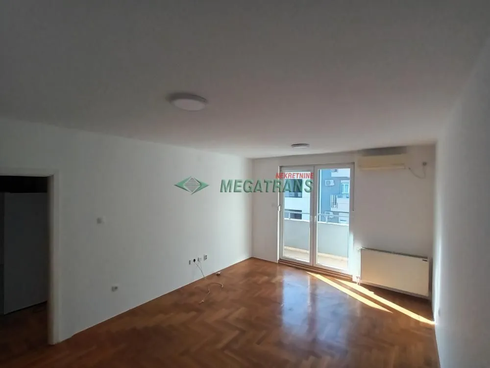 Izdavanje, četvorosoban stan, 100m², Centar, Novi Sad