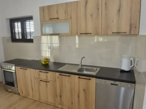 Izdavanje, četvorosoban stan, 210m², Marići, Tivat - image 8