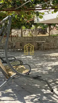 Popločano dvorište sa garniturom za sjedenje i ljuljaškom u hladu vinove loze. - image 18