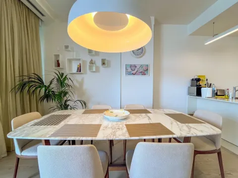 Trpezarija sa velikim stolom i modernim osvjetljenjem. - image 9