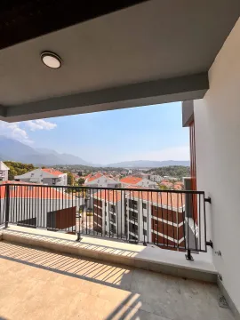 Pogled sa prostrane terase na okolno naselje i brda. - image 14
