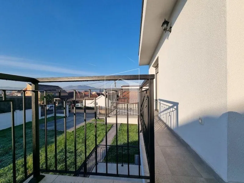 Sale, house, 400m², Tološi, Podgorica