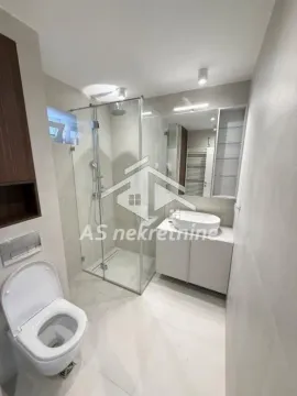 Moderno opremljeno kupatilo sa tuš kabinom i umivaonikom. - image 18