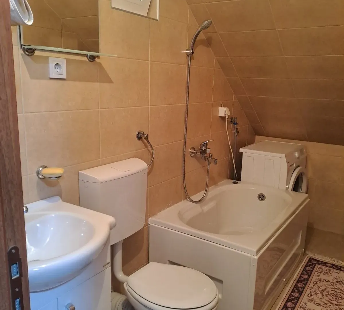 Izdavanje, jednosoban stan, 42m², Zelenika, Podgorica