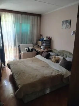 Spavaća soba sa bračnim krevetom i prozorom sa zavjesama. - image 10
