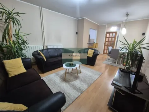 Dnevni boravak sa garniturom i trpezarijom u pozadini. - image 7