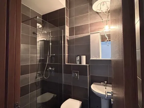 Izdavanje, četvorosoban stan, 150m², Tološi, Podgorica - image 7