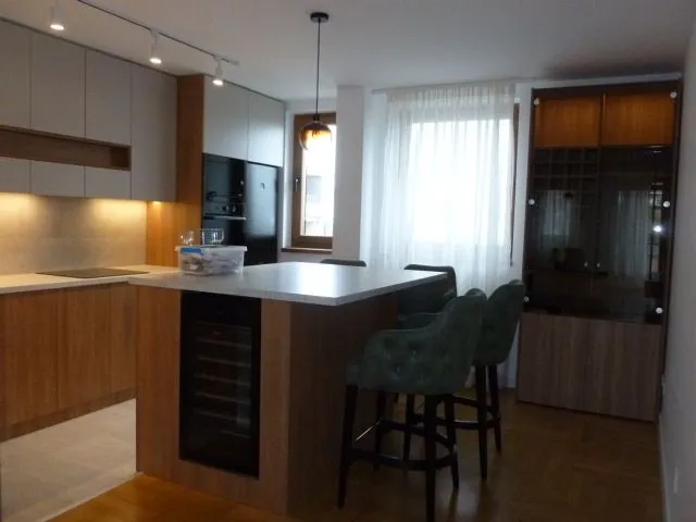 Izdavanje, trosoban stan, 77m², Stari grad, Novi Sad