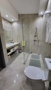 Moderne opremljeno kupatilo sa tuš kabinom i umivaonikom. - image 10
