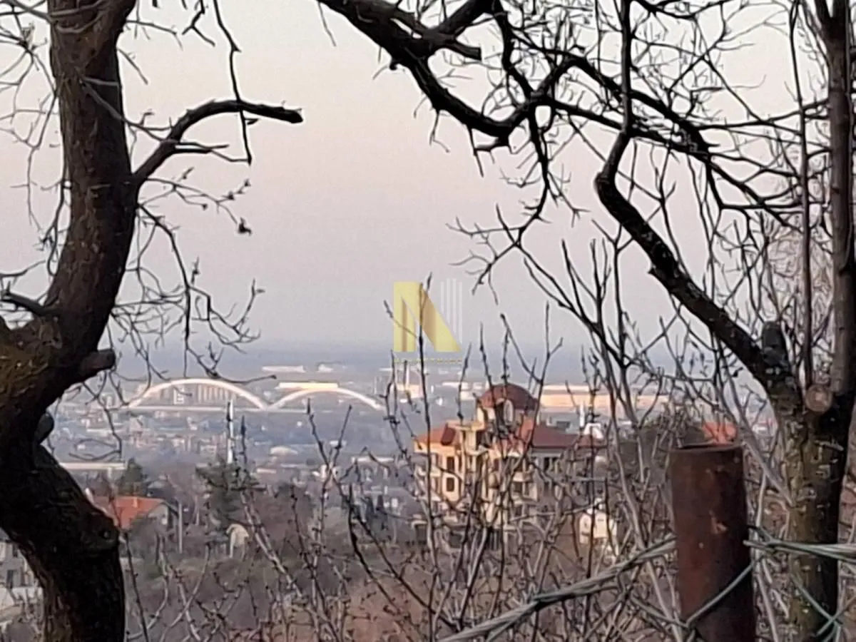 Pogled na grad i okolinu sa nekretnine.