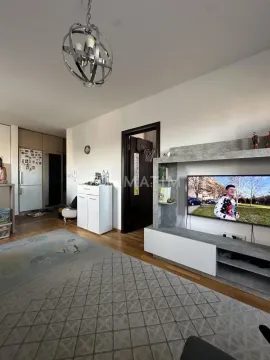 Dnevna soba sa TV komodom, tepisima i lusterom. - image 7
