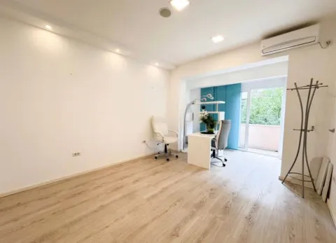 Empty room with a desk and access to the terrace. - image 2