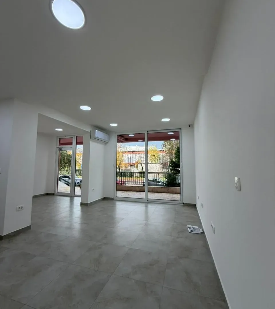 Izdavanje, poslovni prostor, 57m², Krivi Most, Podgorica