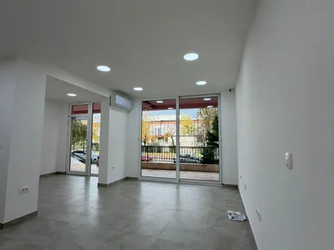 Izdavanje, poslovni prostor, 57m², Krivi Most, Podgorica - image 1