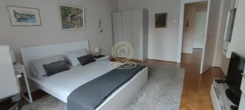 Prostrana spavaća soba sa bračnim krevetom, garderoberom i parketom. - image 9