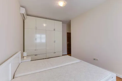 Spavaća soba sa bračnim krevetom i velikim bijelim plakarom. - image 14