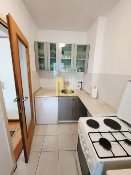 Manja kuhinja sa belim elementima, sudoperom i šporetom. - image 4
