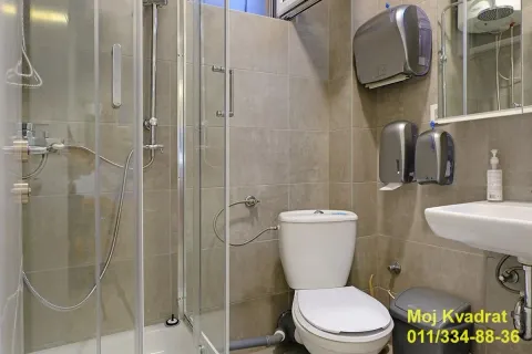 Kupatilo sa tuš kabinom, WC šoljom i umivaonikom. - image 17