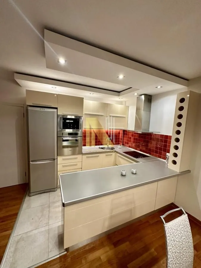 Izdavanje, kuća, 250m², Lipov gaj, Novi Sad Sve Podlokacije