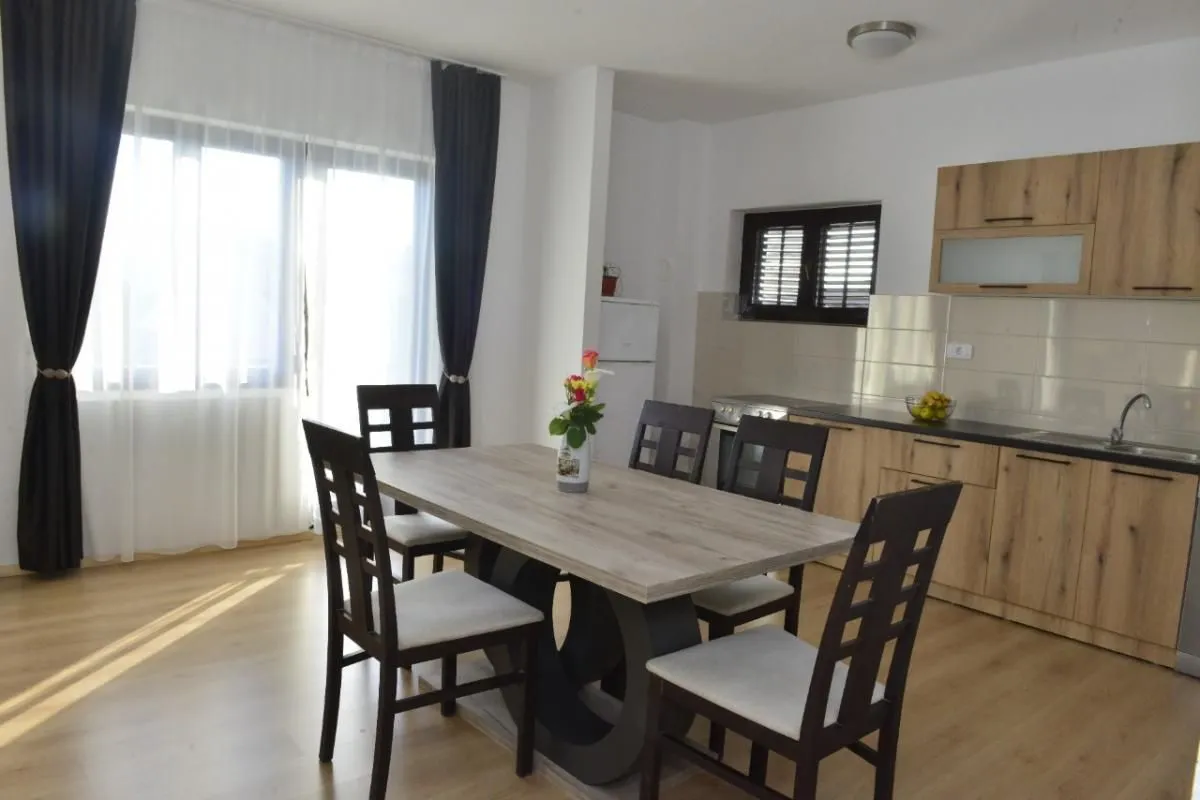 Izdavanje, četvorosoban stan, 218m², Kotor, Crna Gora