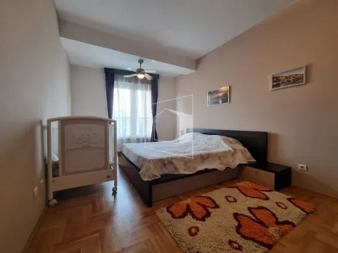 Namještena spavaća soba sa bračnim krevetom i krevetcem za bebe. - image 8