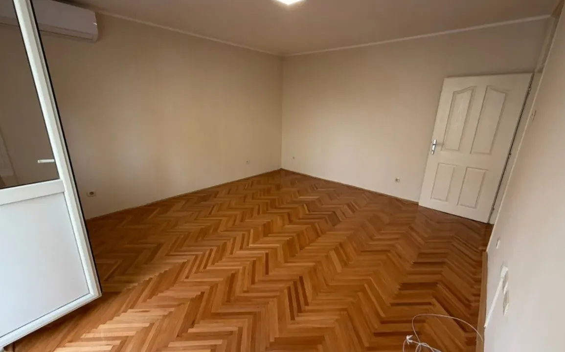 Izdavanje, dvosoban stan, 88m², Centar, Podgorica