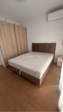 Nameštena spavaća soba sa bračnim krevetom, plakarom i klima uređajem. - image 14