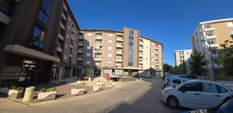 Eksterijer stambene zgrade sa dvorištem i parkingom. - image 3