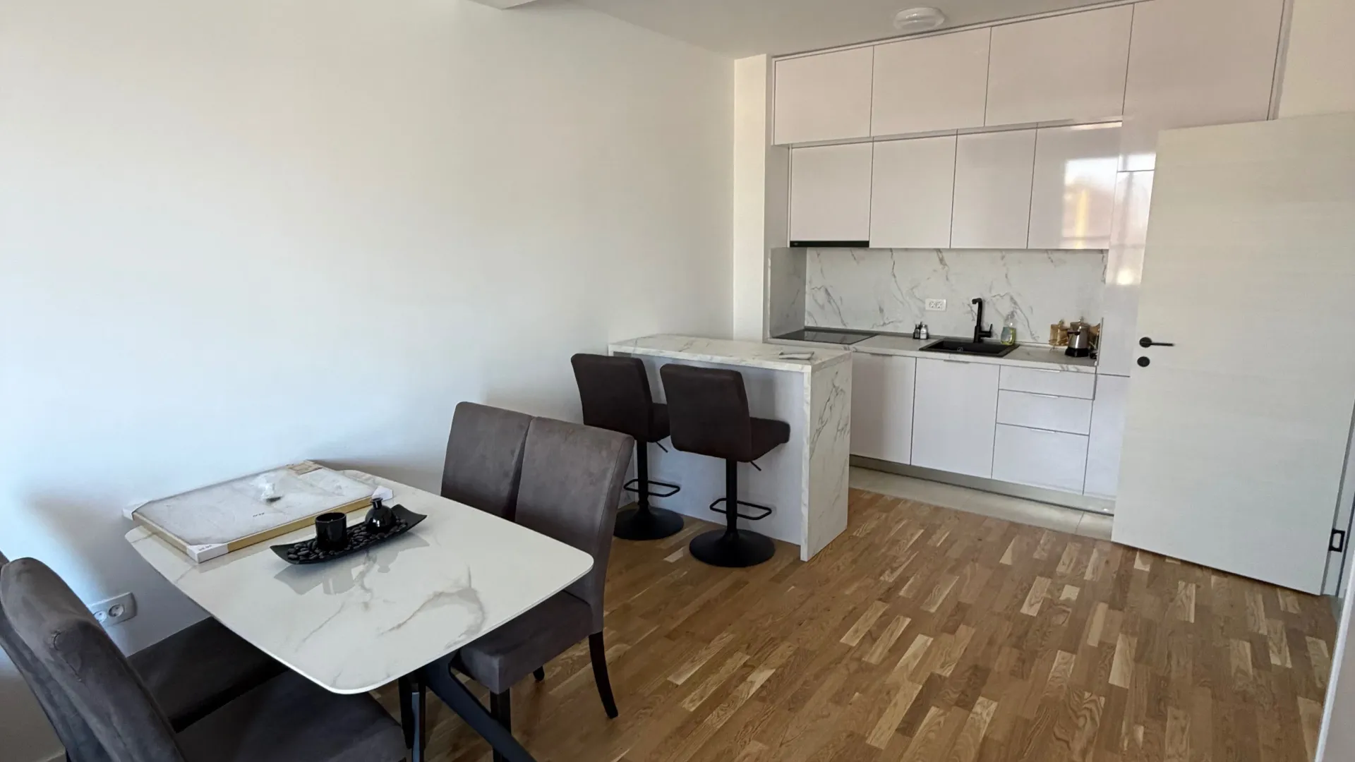 Izdavanje, dvosoban stan, 66m², Stari Aerodrom, Podgorica