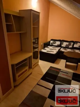 Dnevna soba sa garniturom i drvenim nameštajem. - image 5