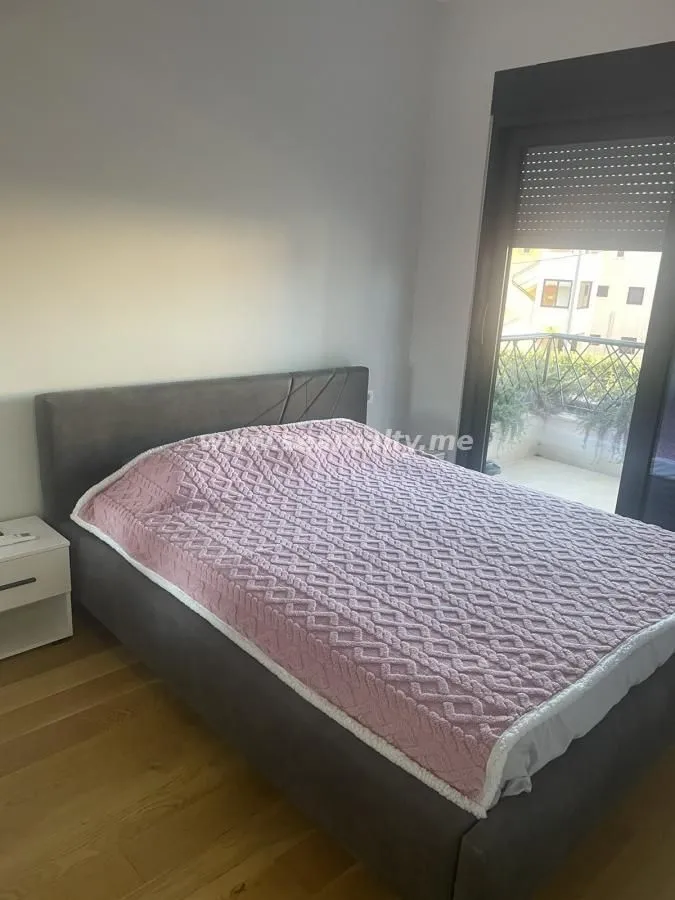 Izdavanje, dvosoban stan, 67m², Radanovići, Kotor