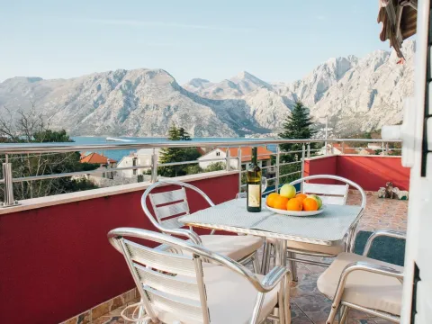 Rent, two bedroom apartment, 130m², Kotor, Crna Gora - image 15