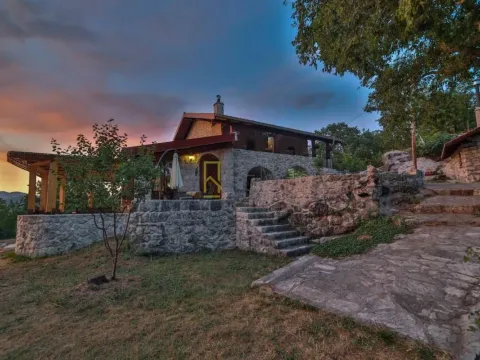 Prodaja, kuća, 178m², Rijeka Crnojevića, Cetinje - image 1