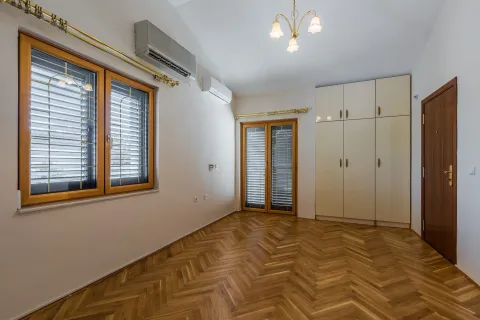 Bright empty room with a built-in wardrobe and parquet flooring. - image 14