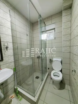 Manje kupatilo sa tuš kabinom i sanitarijama. - image 9