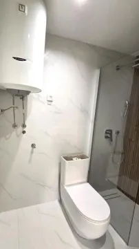 Moderno kupatilo sa tuš kabinom, toaletom i bojlerom. - image 10