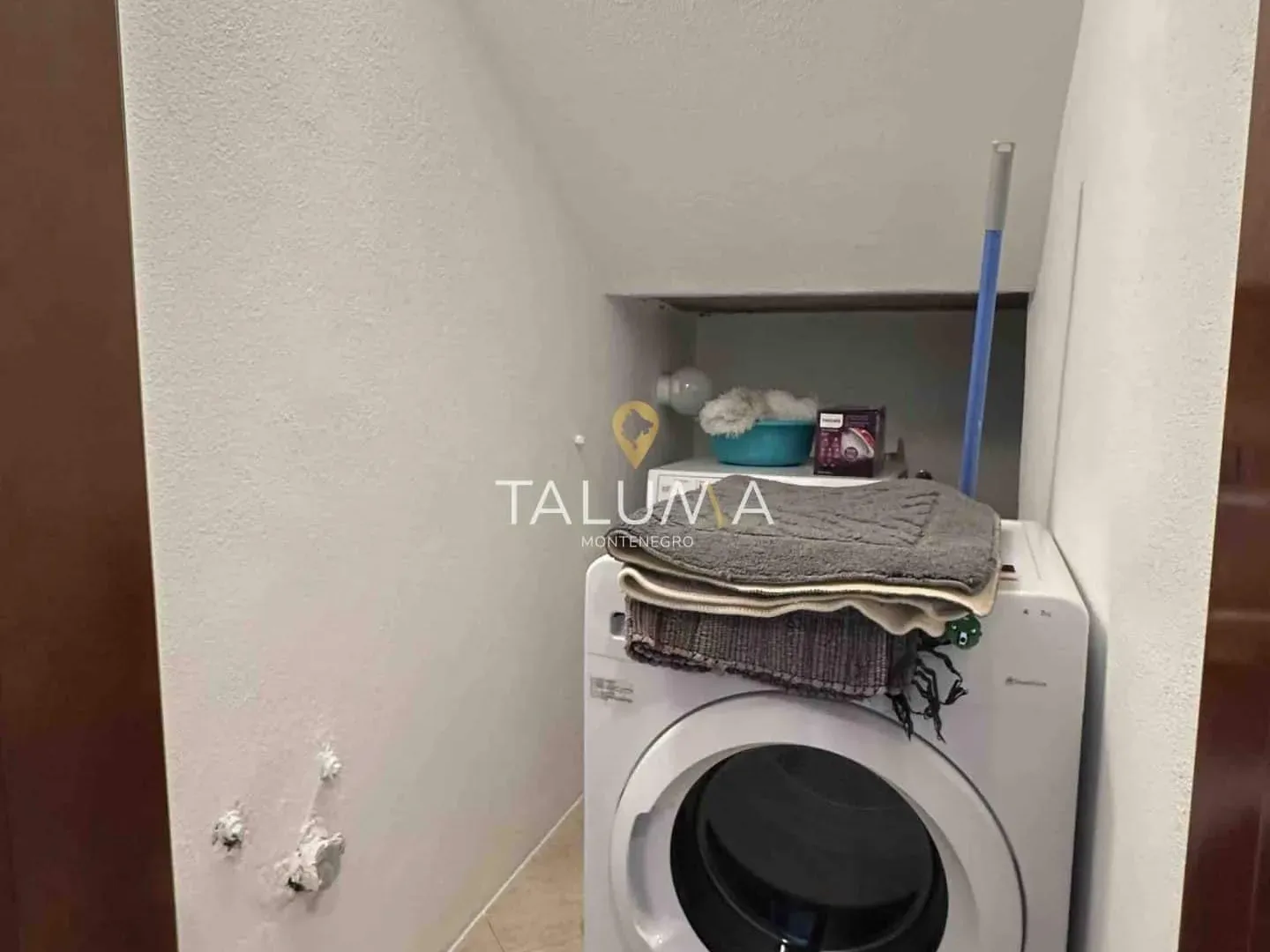 Izdavanje, kuća, 200m², Tološi, Podgorica