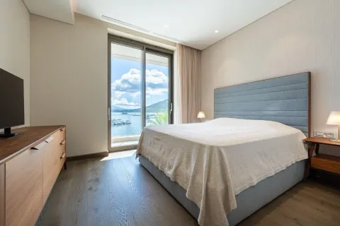 Moderna spavaća soba sa bračnim krevetom i pogledom na more. - image 9