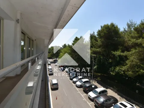 Izdavanje, četvorosoban stan, 230m², Kruševac, Podgorica - image 6