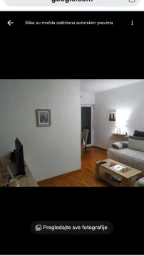 Dnevna soba sa garniturom, stočićem i televizorom. - image 5