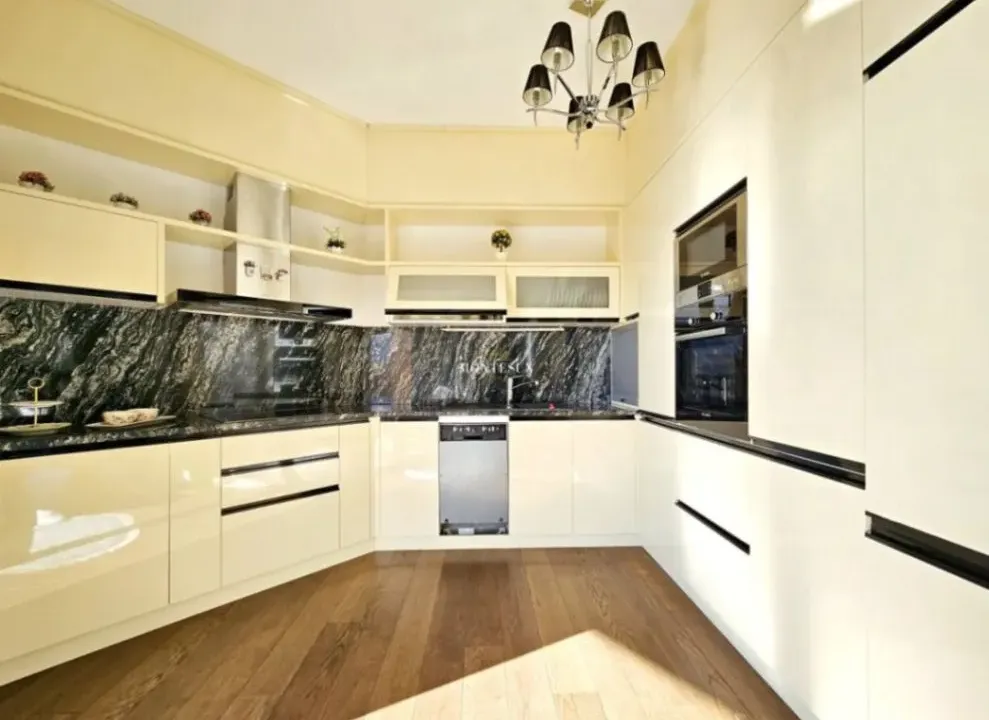 Izdavanje, dvosoban stan, 122m², Budva, Crna Gora