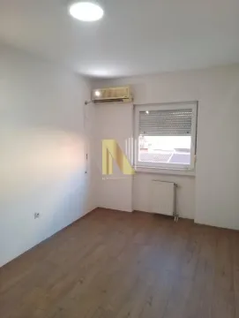 Prazna soba sa laminatom, klima uređajem i prozorom. - image 4