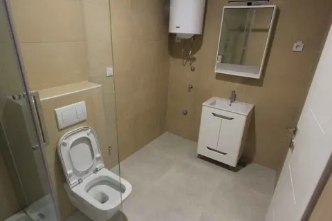 Kupatilo opremljeno toaletom, umivaonikom sa ogledalom i tuš kabinom. - image 7